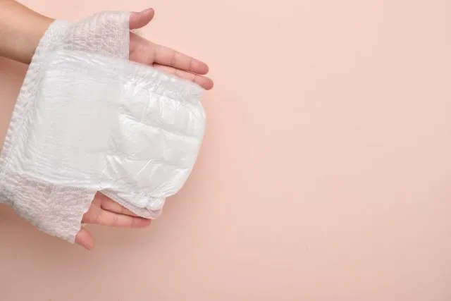 Pampersy dla dorosłych – skuteczna ochrona i w dzień, i w nocy